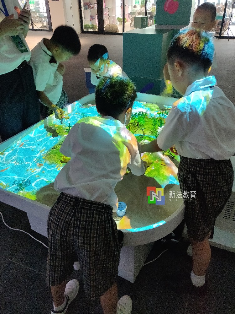 沙盘里的心灵秘境：新法教育 AR 互动心理沙盘，升级中小学心理辅导体验